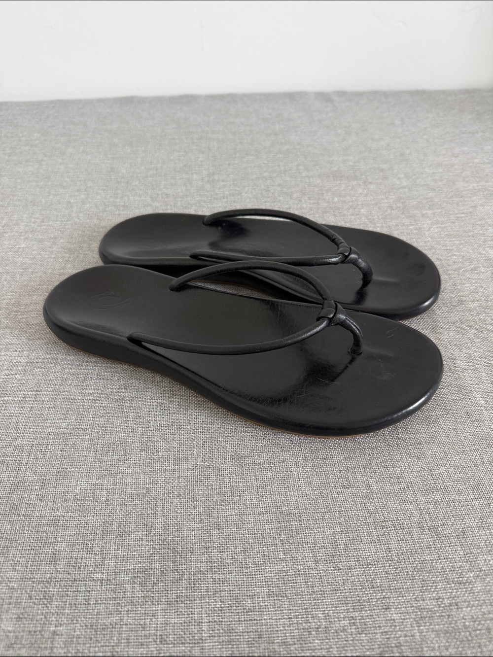 OluKai Women's AKA Black Slim leather Thong Sandals